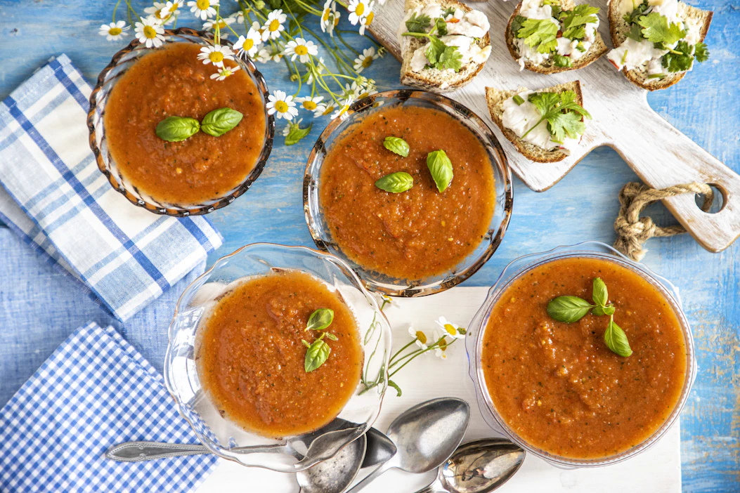 Gazpacho on maailmankuulu andalusialainen kylmä kasviskeitto. Siitä voi varioida oman maun mukaan.