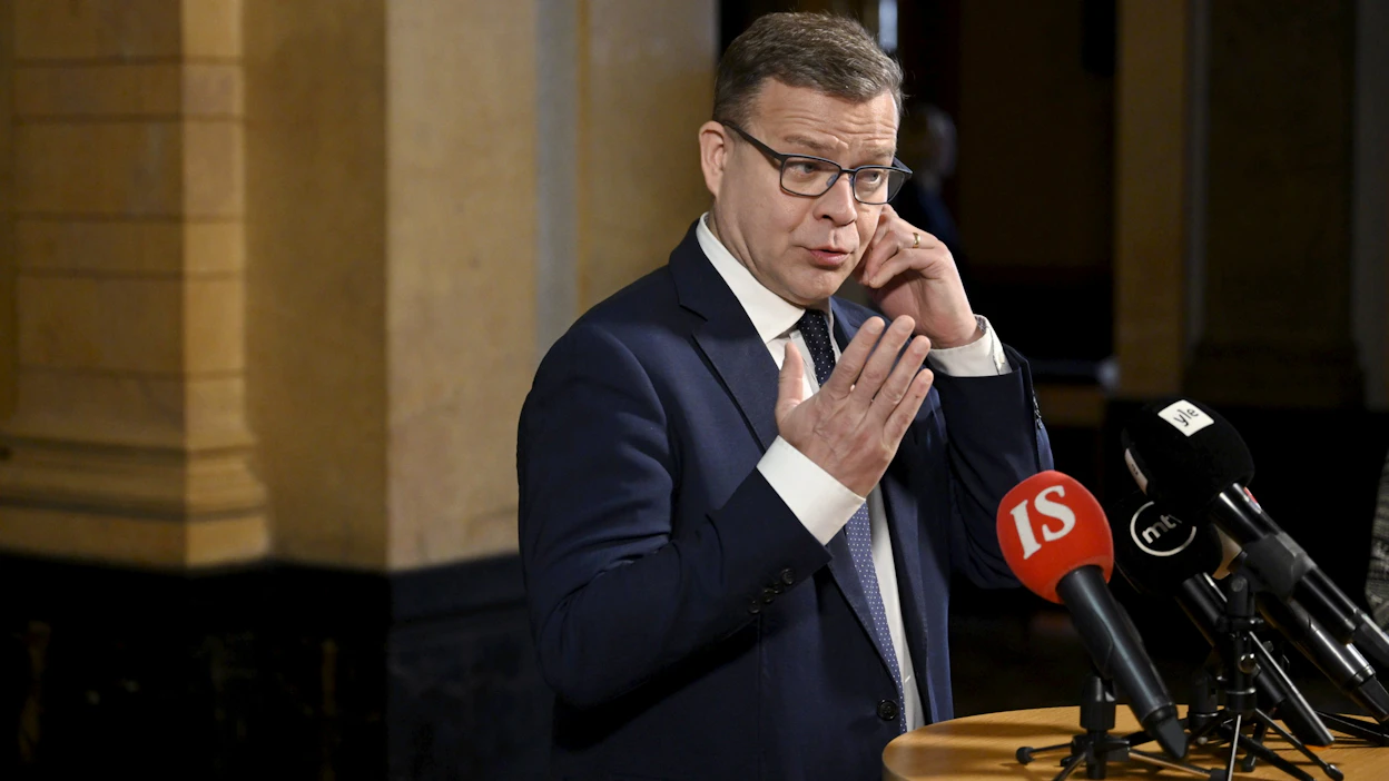 Hallituksen muodostaja, kokoomuksen puheenjohtaja Petteri Orpo kommentoi neuvottelujen etenemistä saapuessaan aamulla Säätytalolle. LEHTIKUVA / EMMI KORHONEN.