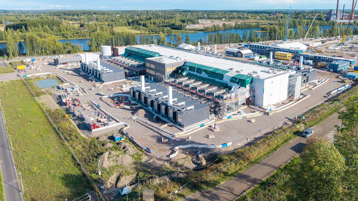 Aloitteen mukaan tavoitteena on turvata sähkön riittävyys ja kohtuuhintaisuus. Kuvassa datakeskustyömaa Kouvolassa. SASU JÄRNSTEDT / LEHTIKUVA.