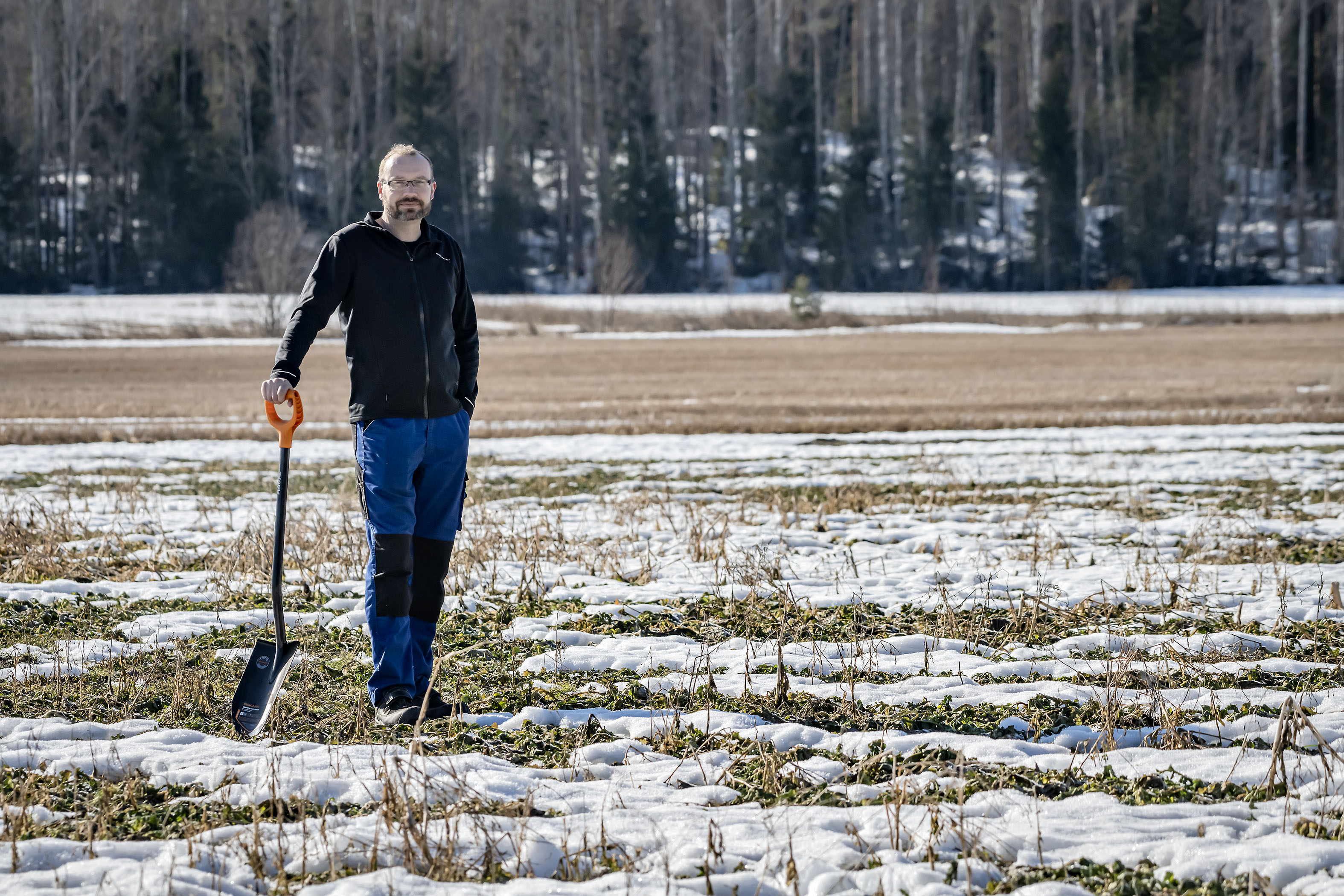 Talviaikaisen kasvipeitteisyyden valitsi ekojärjestelmästä yli 40 000 maatilaa. Viljelijä Veli-Pekka Aila on yksi heistä. Hänellä kasvipeitteisenä oli 99 prosenttia tilansa pelloista.