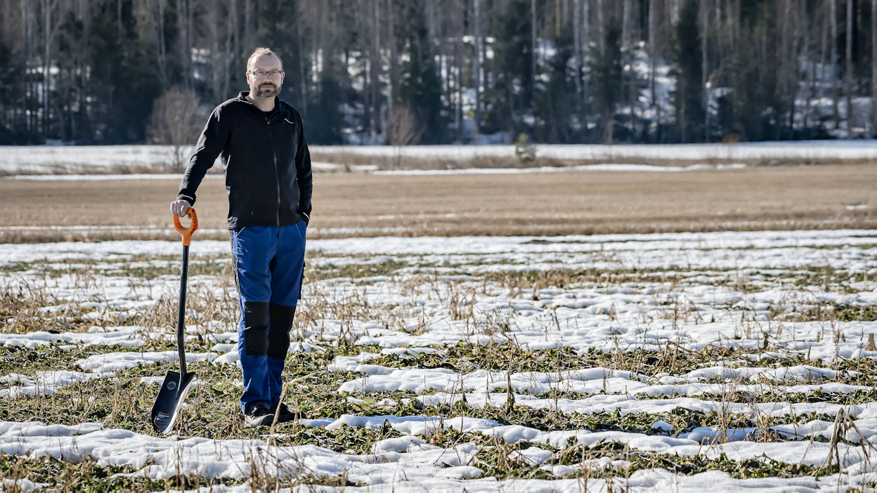 Talviaikaisen kasvipeitteisyyden valitsi ekojärjestelmästä yli 40 000 maatilaa. Viljelijä Veli-Pekka Aila on yksi heistä. Hänellä kasvipeitteisenä oli 99 prosenttia tilansa pelloista.