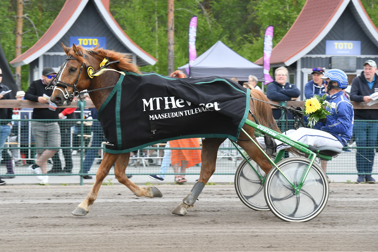 Tuli Keila voitti juhannuksena MT Hevosten nimikkolähdön Powerparkin radalla. Ohjissa oli Juha Länsimäki.
