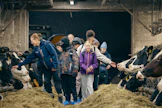 Uomarinteen koulun viidesluokkalaiset kulkivat Elina Toikan johdolla ruokintapöytää pitkin. Vieraisiin tottuneet eläimet katselivat kulkijoita lehmänhermoisina. 