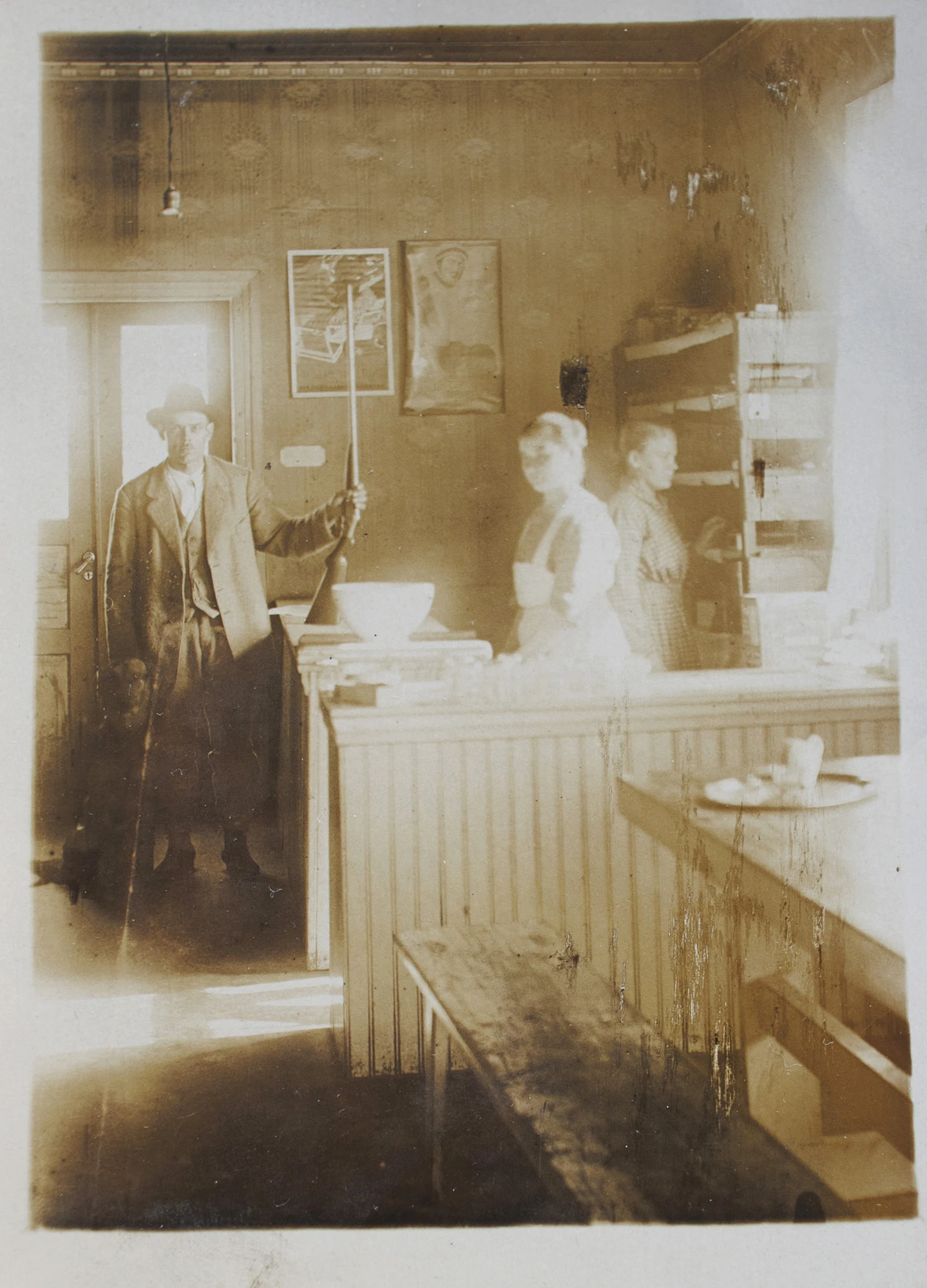 Hiekkavirran talossa toimi aikoinaan leipomo-kahvila. Harvinainen kuva sieltä on tallentunut lasinegatiiville arviolta 1910–1920-luvulla.