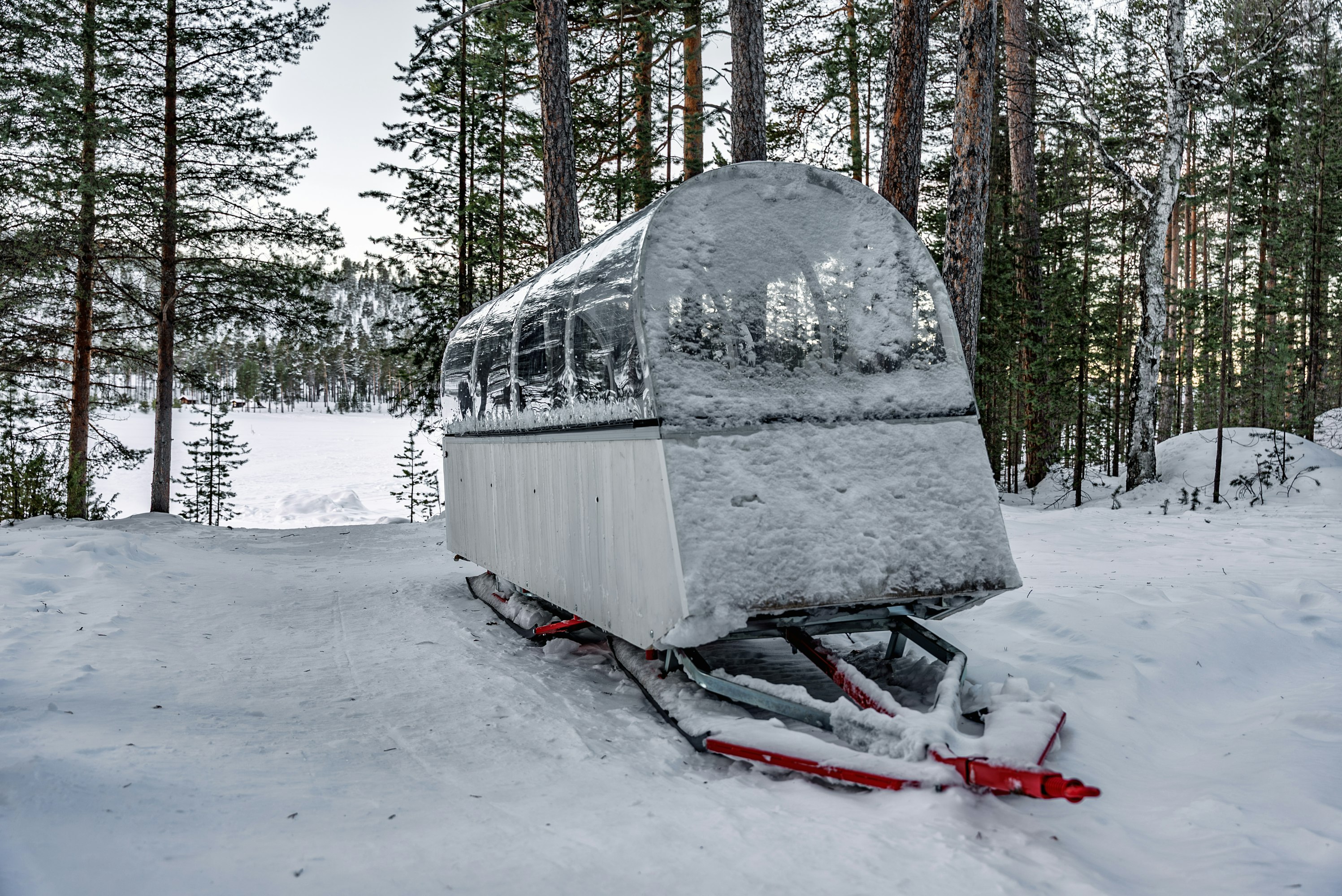 Revontulien tarkkailuun valmistettu, lämmitettävä reki toimii tarvittaessa myös potilaan kuljettamiseen maastosta.