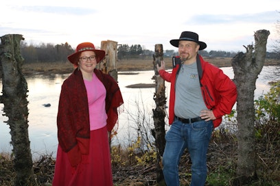 Henna ja Jouni Hihnalan mukaan hattua voi käyttää muuallakin kuin hautajaisissa. Hyvin tehty ja hyvin istuva huopahattu taipuu moneksi. Hatulla voi ilmentää myös käyttäjänsä persoonallisuutta. 