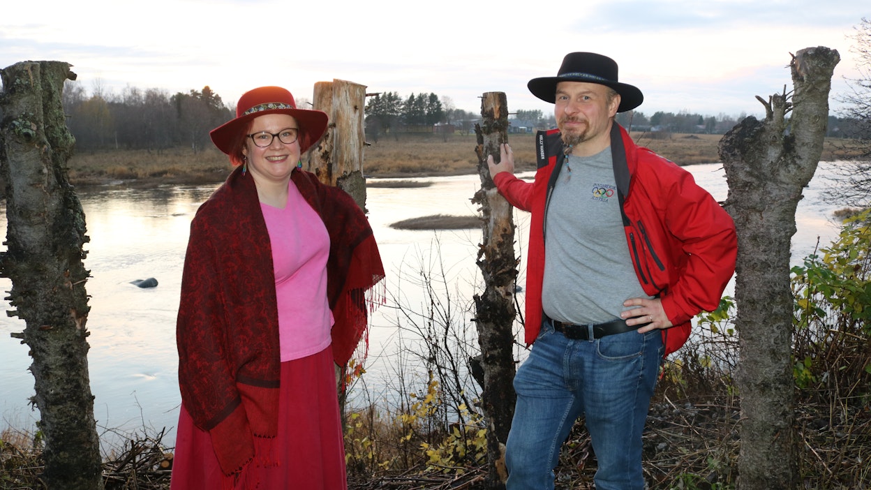 Henna ja Jouni Hihnalan mukaan hattua voi käyttää muuallakin kuin hautajaisissa. Hyvin tehty ja hyvin istuva huopahattu taipuu moneksi. Hatulla voi ilmentää myös käyttäjänsä persoonallisuutta.