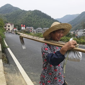 Viljelijä poseerasi toimittajalle Getang-kylässä Zhejiangin maakunnassa vuonna 2019.