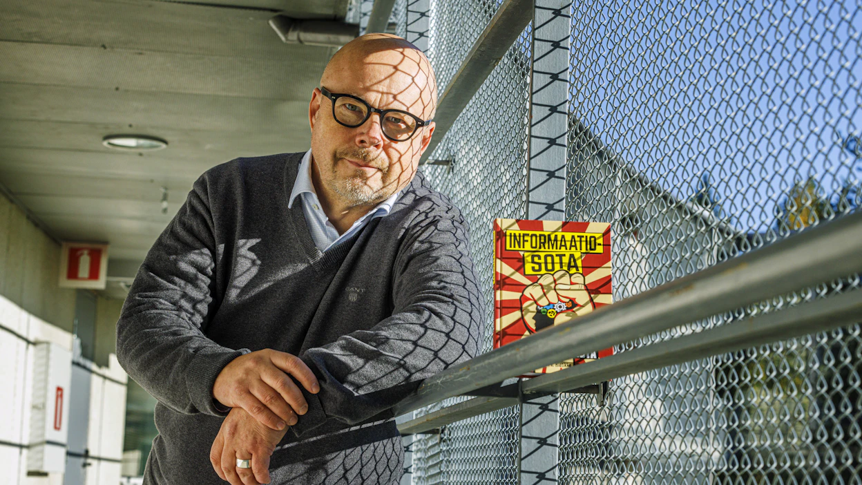 Harri V. Hietikko käsittelee tuoreessa Informaatiosota-kirjassaan erilaisia vaikuttamiskeinoja, kuten propagandaa, mis- ja disinformaatiota.