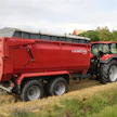 Kuvassa viljatilan käyttöön varusteltu Laumetris PTL-14 F -perävaunu. Siinä on varusteena mm. hydraulinen tukijalka, korokelaidat, kuormapeite, äärivalot, aisajousitus ja työtaso vaunun edessä. Kuvituskuva.