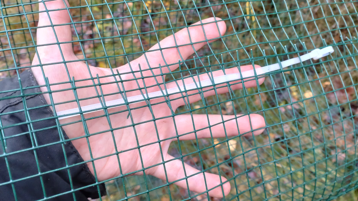 Nippusiteen ”häntä” kannattaa pujotella verkon silmiin, jolloin itse nippusiteitä tarvitaan vain muutama sylinteriä kohti.