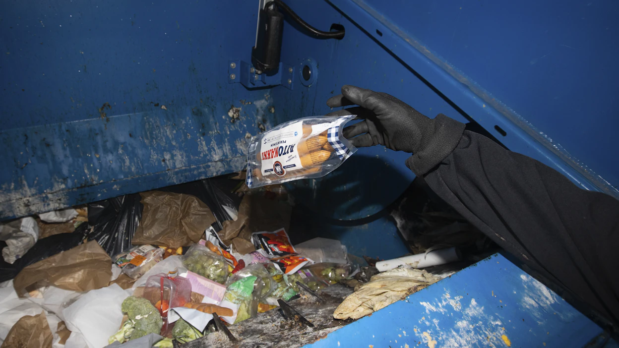 Liiketilojen biojätteet menevät puristimeen pakkauksineen. Pakettien avaamista vastustetaan, vaikka samaan aikaan niiden määrä vähenee.