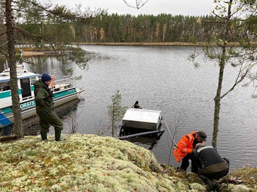 Saimaannorpan keinopesän asentamista saaren rantaan. 