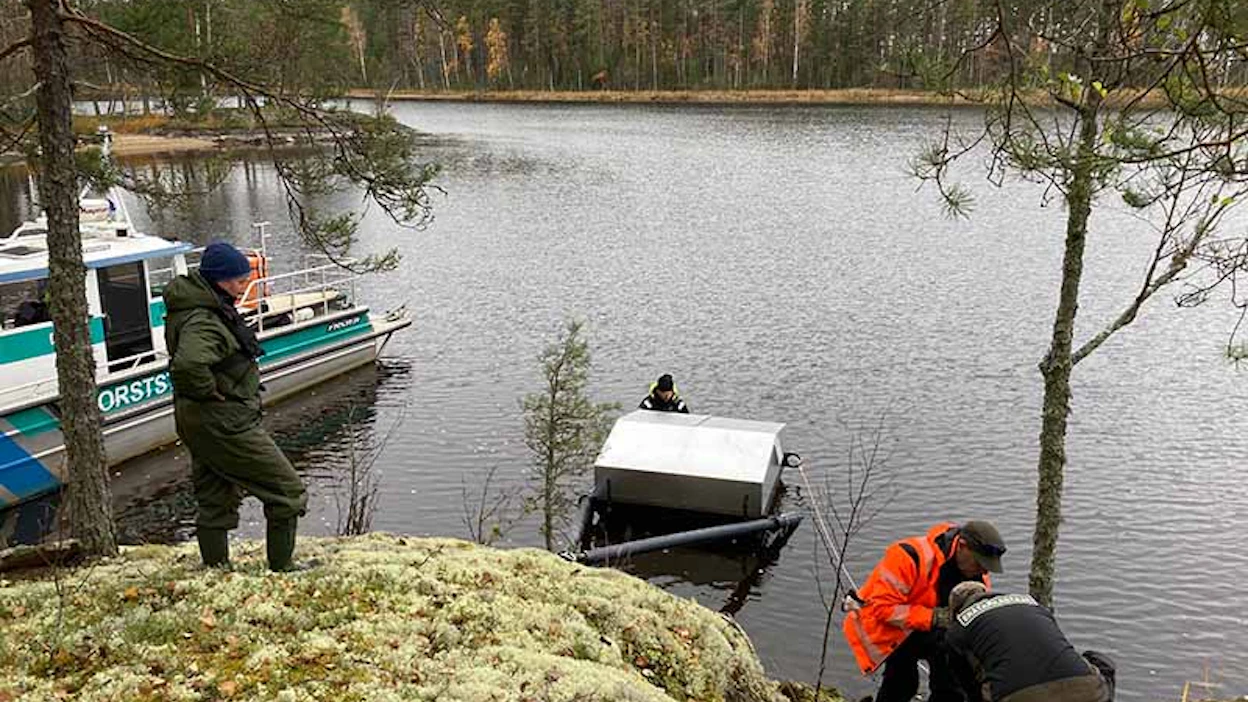 Saimaannorpan keinopesän asentamista saaren rantaan.
