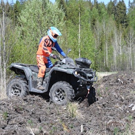 Metsätalouden tyypillisiä poistoja ovat esimerkiksi traktorit, mönkijät ja moottorikelkat.