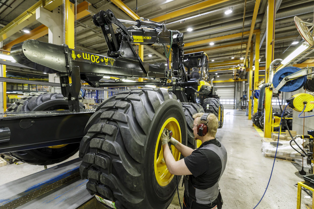 Ponsse vie koneita Aasiaan mutta kovin iso vientimarkkina se ei Tuomas Yli-Marttilan mukaan ole. Venäjän ja Aasian liikevaihto oli vuonna 2022 32,1 miljoonaa euroa, kun kaikilla markkina-alueilla se oli yhteensä 625,2 miljoonaa euroa. Kuva on vuodelta 2018.