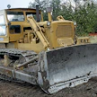 35-tonninen Caterpillar D8 oli hyvin tehokas ja käyttövarma työkone. 60-luvun H-mallissa oli jo turbo, power-shift, sekä hydrauliset ohjauskytkimet ja -jarrut. Koneella ajaminen oli paljon kevyempää kuin aiemmilla mekaanisesti hallituilla versioilla. 20,5-litrainen kuutosmoottori antoi 1 280 kierroksella 270 hv.