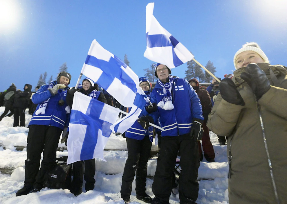 Yleisö heilutti lippuja Rukan maailmancupissa viime vuoden marraskuussa. LEHTIKUVA / VESA MOILANEN.