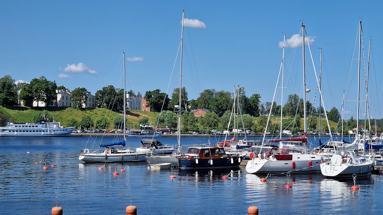 Mekaaninen puhdistus estää kasvuston kiinnittymistä veneen pohjaan. Pohjan voi pestä käsin harjaamalla tai käyttäen harjapesuria.