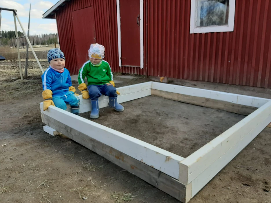 Matti (vas.) ja Juho Hyvärinen jäivät ilman hiekkaa, kun Tommi Hyvärisen hiekanhakuretki läheiseltä montulta katkesi kalustorikkoon.