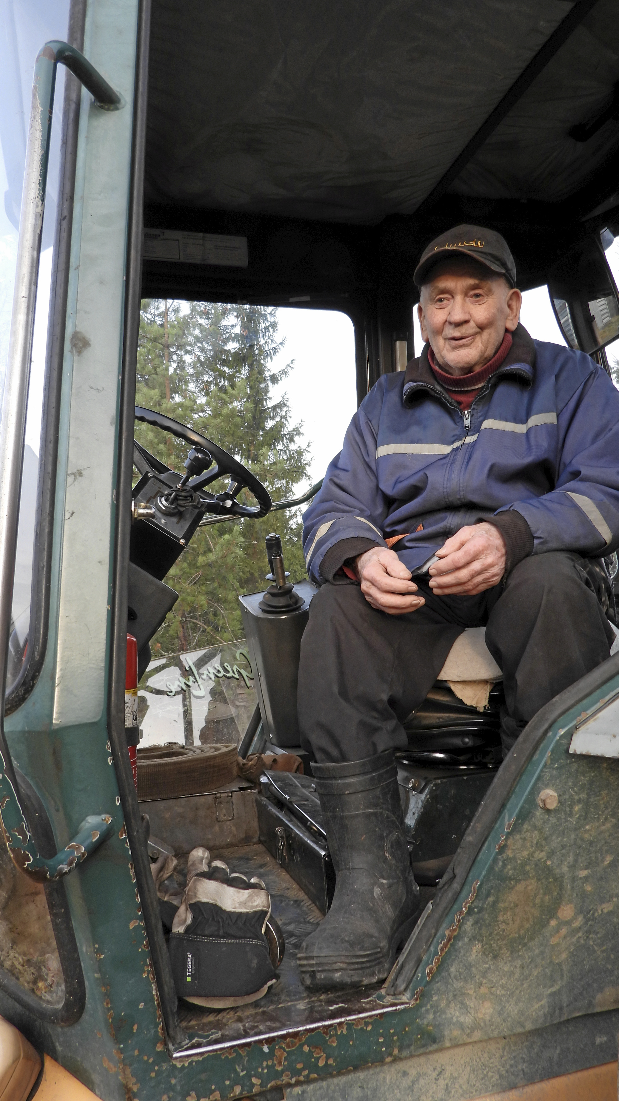 Eero Jaakkola on viettänyt omien laskujensa mukaan kaivurin ohjaamossa ainakin 150 000 tuntia.