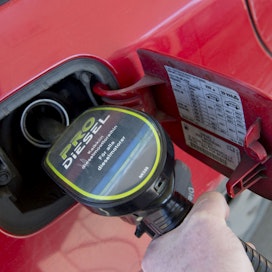 Jakeluvelvoite merkitsee sitä, että bensiiniin ja dieseliin on sekoitettava tietty määrä biopolttoainetta.