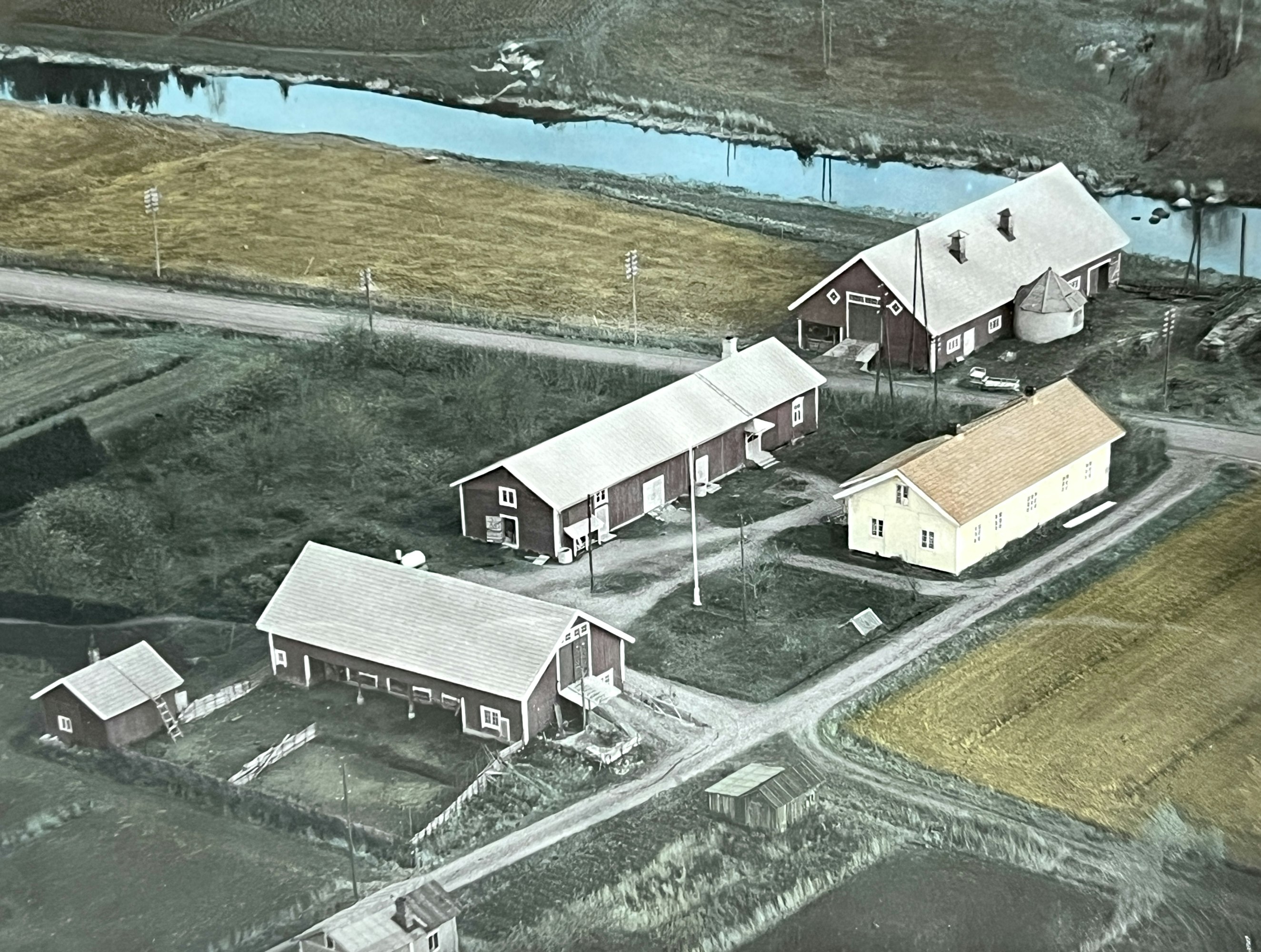 Vanhat ilmakuvat otettiin mustavalkoisena ja värjättiin asiakkaan toiveiden mukaan. Veräjänkorvan tilan ilmakuvataulu vuodelta 1956 on todennäköisesti Veljekset Karhumäen tuottama.