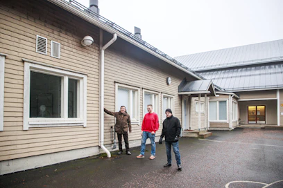 ”Tästä tuonne päin purettaisiin ja tähän purkaminen pysähtyisi”, kyläaktiivit näyttävät rajaa, josta alkaa rakennuksen uusin osa ja kylätalo.