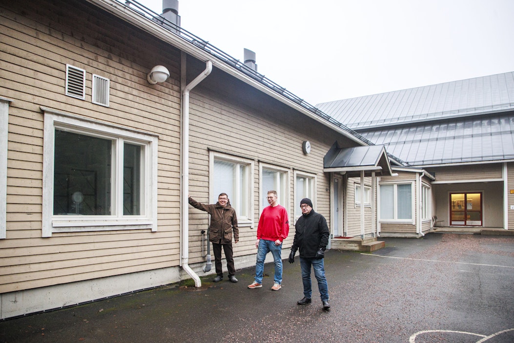 ”Tästä tuonne päin purettaisiin ja tähän purkaminen pysähtyisi”, kyläaktiivit näyttävät rajaa, josta alkaa rakennuksen uusin osa ja kylätalo.