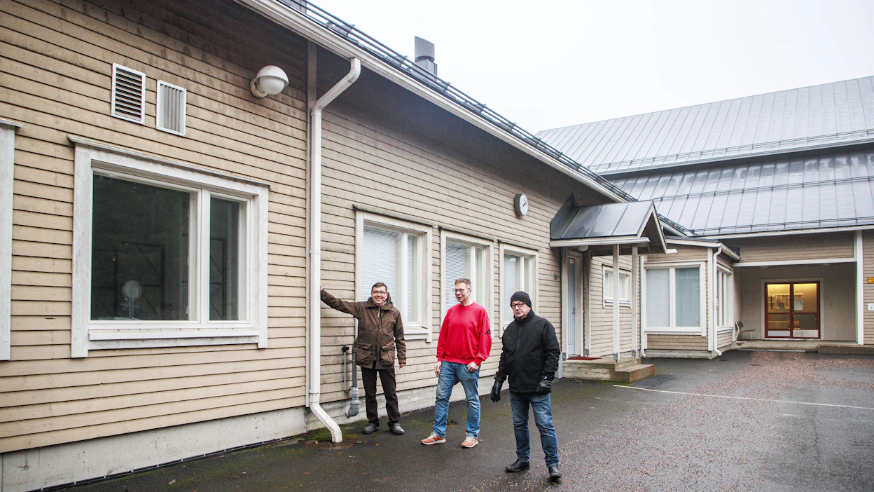 ”Tästä tuonne päin purettaisiin ja tähän purkaminen pysähtyisi”, kyläaktiivit näyttävät rajaa, josta alkaa rakennuksen uusin osa ja kylätalo.