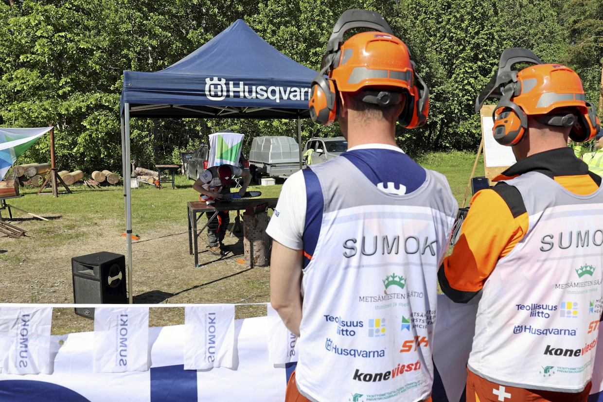 Virolaiset kilpailijat tekivät taas harjoitusmatkan Punkaharjulle. Ja kuvassa teräketjua vaihtava Peeter Mitt vieläpä tempaisi kilpailussa lajin ainoan alle 10 sekunnin ajan. Kolmessa viimeisessä karsinnassa oli aina virolainen kilpailija mukana, taso on kova etelänaapurissa.