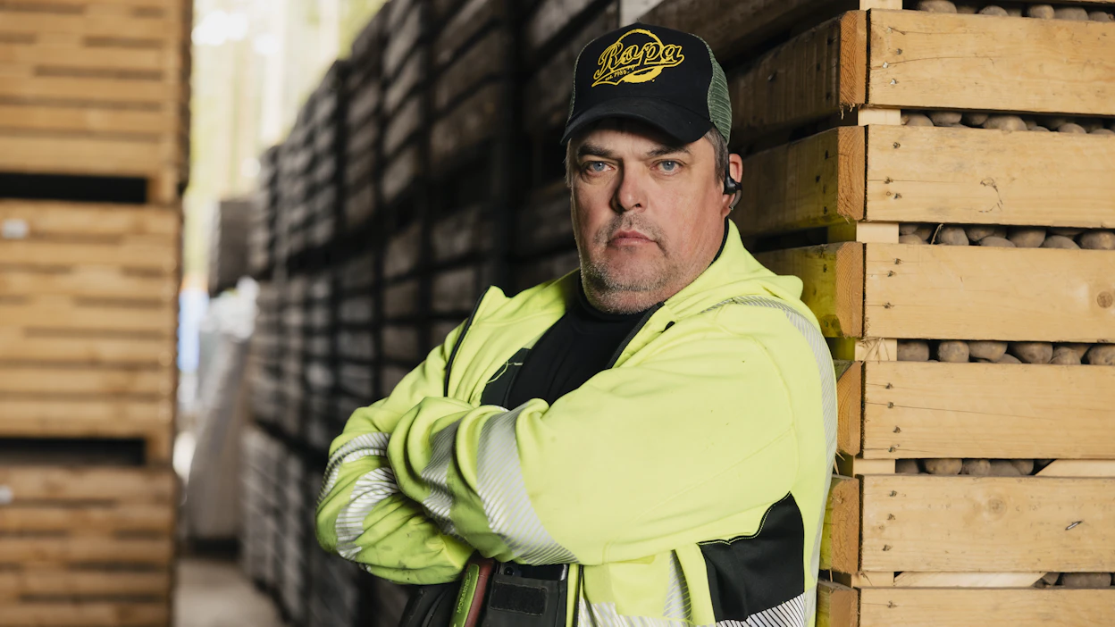 Tuottajat ovat tilanteessa täysin voimattomia ja joutuvat ottamaan hinnat vastaan annettuina, kritisoi tärkkelysperunaa viljelevä Juha-Matti Koivisto.