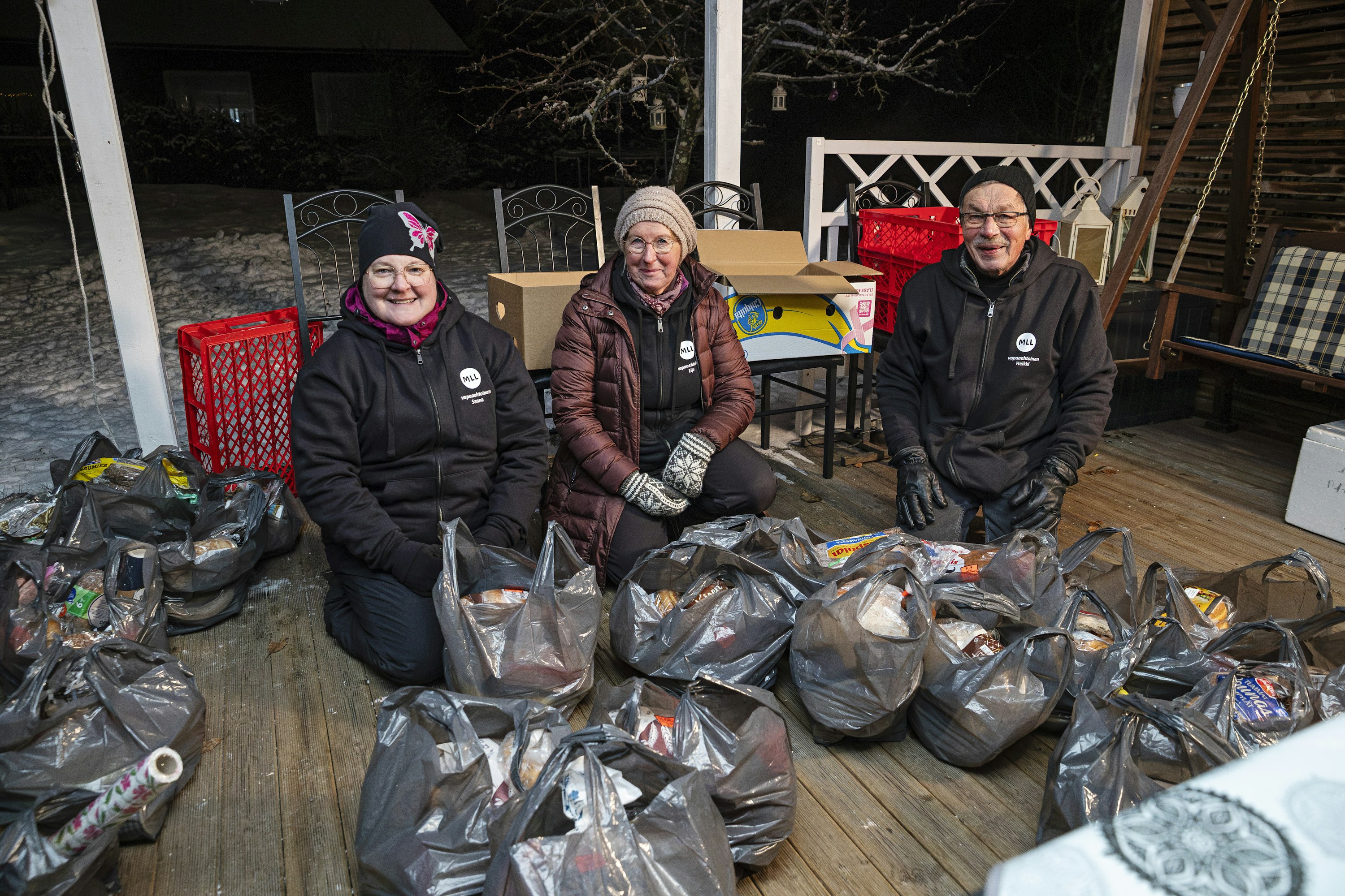 Sanna Kouva ja hänen vanhempansa Eija ja Heikki Anttila ovat olleet MLL-n ruoka-avussa mukana jo kymmenen vuotta.