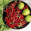 Thaimaalaiseen keittiöön kuuluvat esimerkiksi chili, korianteri ja lime.