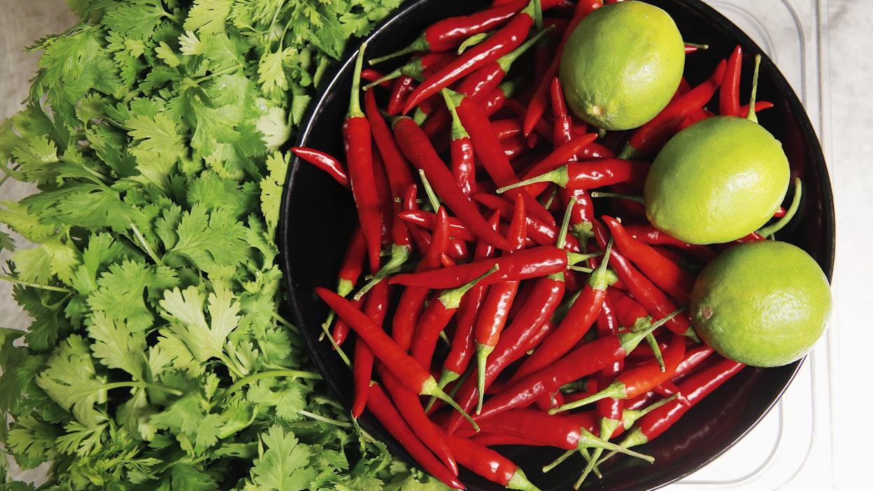 Thaimaalaiseen keittiöön kuuluvat esimerkiksi chili, korianteri ja lime.