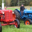 Tämä vuosimallin 1958 Fordson Power Major kuuluu ensimmäisiin Suomeen tuotuihin ja on ollut Alpo Markkasen omistamalla sukutilalla uudesta saakka. Setämies Joke osti hieman vanhemman McCormickinsa vajaat 40 vuotta sitten opettajakollegaltaan, jonka tontille sirkkelimiehet olivat sen joskus 60- tai 70-luvulla moottorivian takia hylänneet.