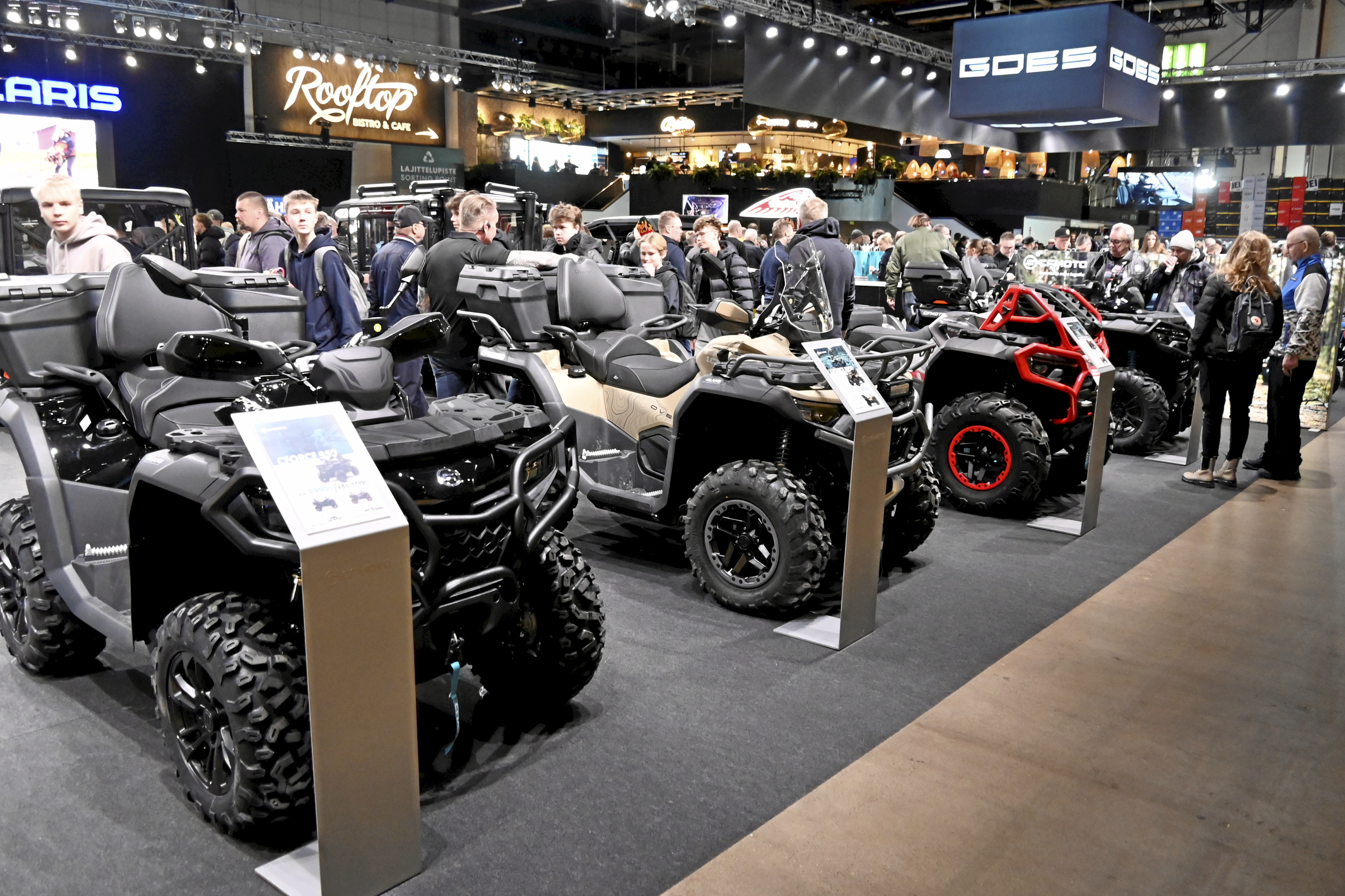 Näyttelyn kävijämäärä ylsi uuteen ennätykseen. Lauantaina iltapäivällä halleissa oli jo vaikea liikkua.