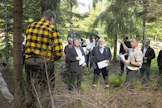 MTK:n metsäjohtaja Marko-Mäki-Hakola (lyhythihainen paita oikealla) esitteli kesällä 2022 Sipoossa metsänomistaja Rolf Wickströmin (ruudullinen paita selin) kanssa suomalaista metsätaloutta EU-komission silloiselle varapuheenjohtaja Frans Timmermansille (toinen oikealta).