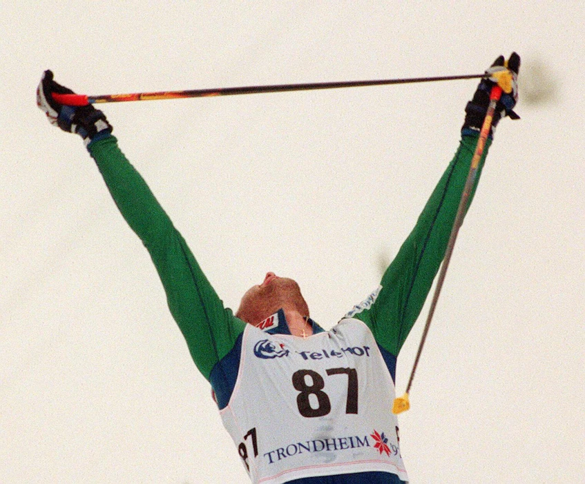 Vuonna 1997 Mika Myllylä juhli kultamitalia Trondheimin MM-kisojen miesten 50 km:n hiihdossa. LEHTIKUVA / ILKKA RANTA .