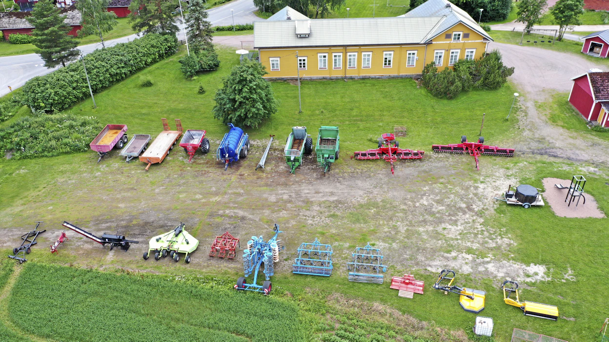 Seinäjoella järjestetyn Farmari 2024 -näyttelyn yksi käyntikohteista oli Könnin Kyläseuran ylläpitämän kylätalo, jonka pihalla Könnin Maamiesseuran esitteli vuokrakonekalustoaan.