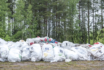 Lannoitesäkkejä kerätään touko-elokuussa eri puolilla Suomea. Reilu Teko -keräyksessä maanvilijelijät tuovat tyhjät säkit 4H -yhdistysten keräyspisteisiin. Viljelijöille tämä kierrätyspalvelu on ilmainen. Arkistokuva.