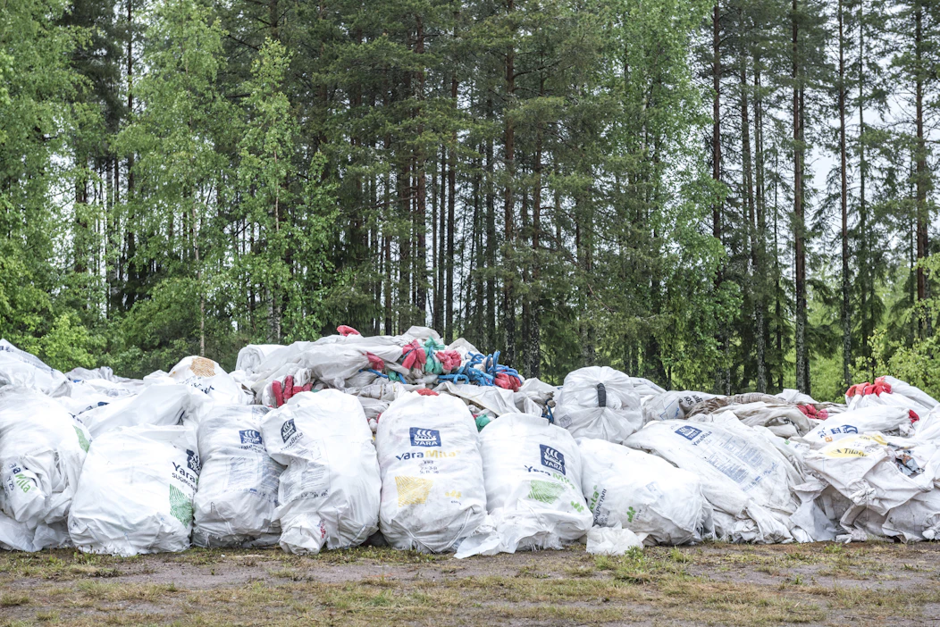 Lannoitesäkkejä kerätään touko-elokuussa eri puolilla Suomea. Reilu Teko -keräyksessä maanvilijelijät tuovat tyhjät säkit 4H -yhdistysten keräyspisteisiin. Viljelijöille tämä kierrätyspalvelu on ilmainen. Arkistokuva.
