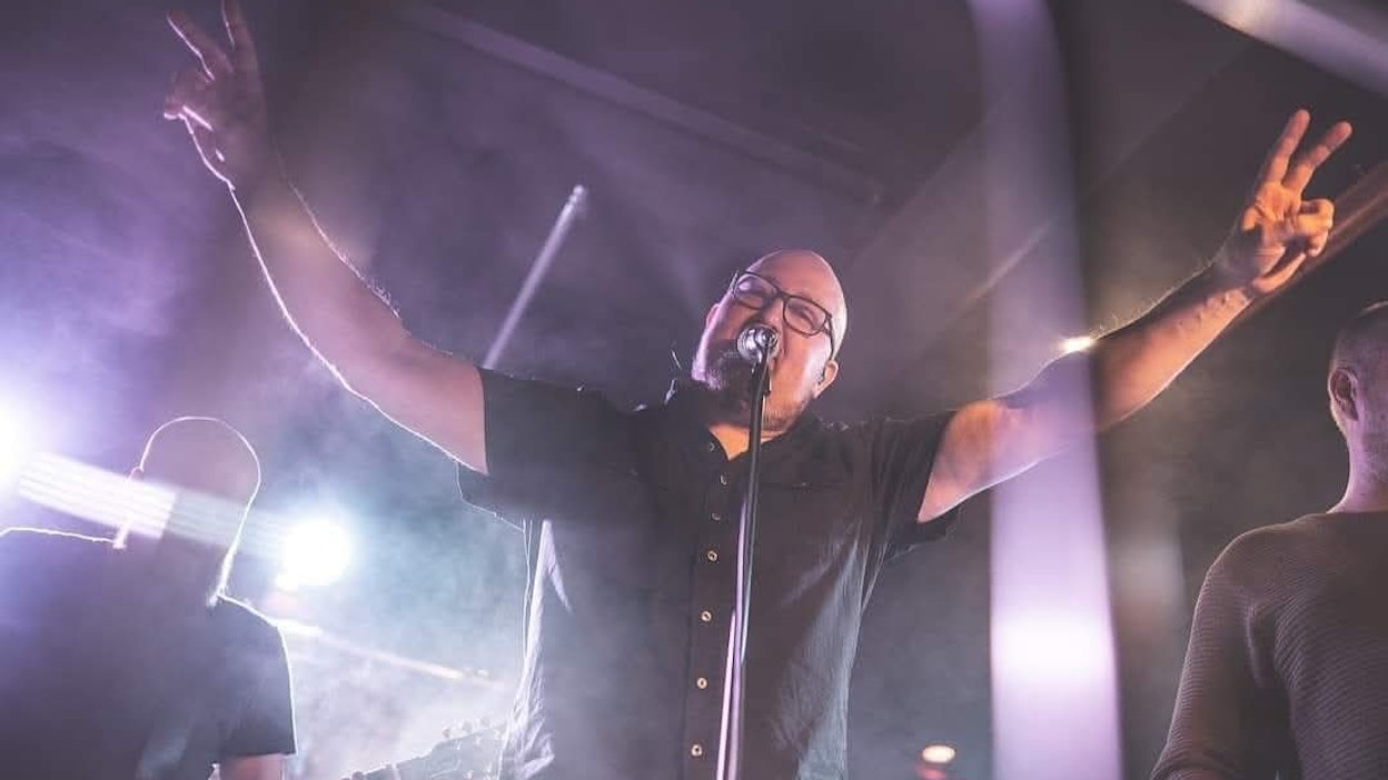 Jani Lahikainen keikalla. Laulu luistaa taas kymmenen vuoden tauon jälkeen.