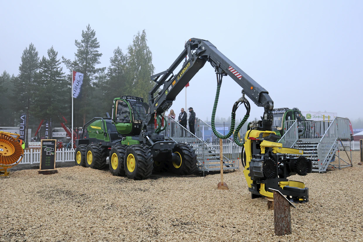 FinnMetkon yksi järeimmistä harvestereista oli John Deeren uusin 1470 8wd, varustettuna suurimmalla nelirullaisella H247-harvesteripäällä. Alkaen-painoltaan 28,6 tonnin painoinen kone on varustettu massiivisilla 28.5” vannekoon pyörillä.