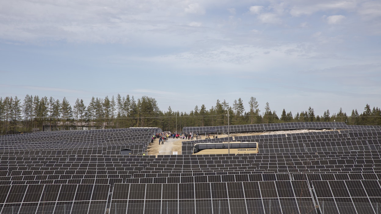 Kuvassa on Sulkavalle valmistunut aurinkosähköpuisto SunSulkava.