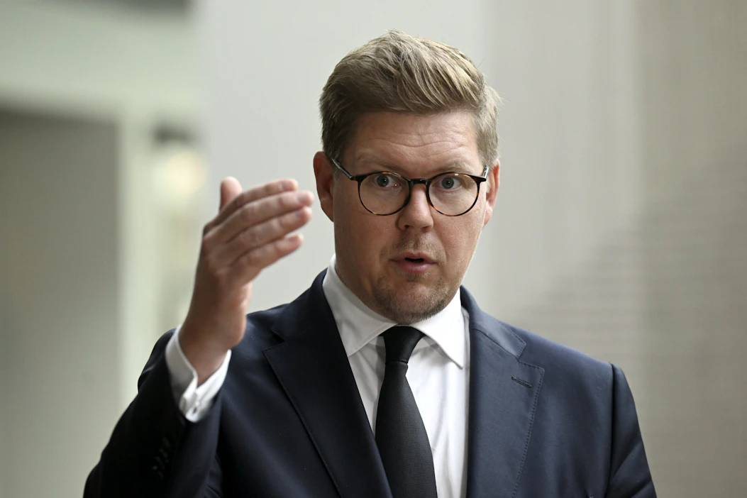 Antti Lindtmanin mukaan perussuomalaisia koskevaan linjaan ei ole ollut tarvetta tehdä muutosta sen jälkeen, kun linjaus ennen vuoden 2023 eduskuntavaaleja tehtiin. LEHTIKUVA / VESA MOILANEN .