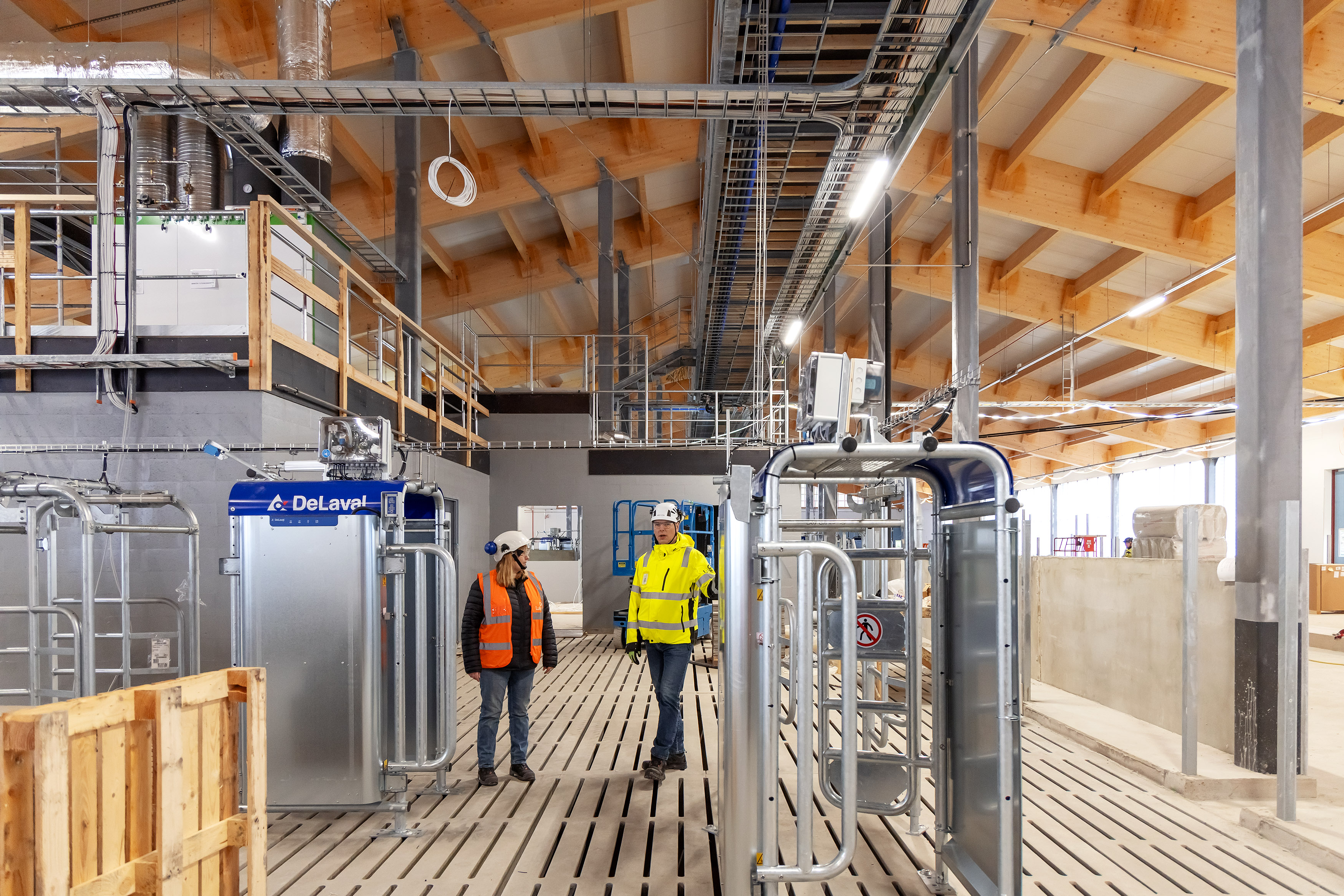 Piia Kairenius ja Ahti Weijo kertovat standardien olosuhteiden olevan 6 000 neliömetrin tutkimusnavetan lähtökohta, jotta vertailu on mahdollista.