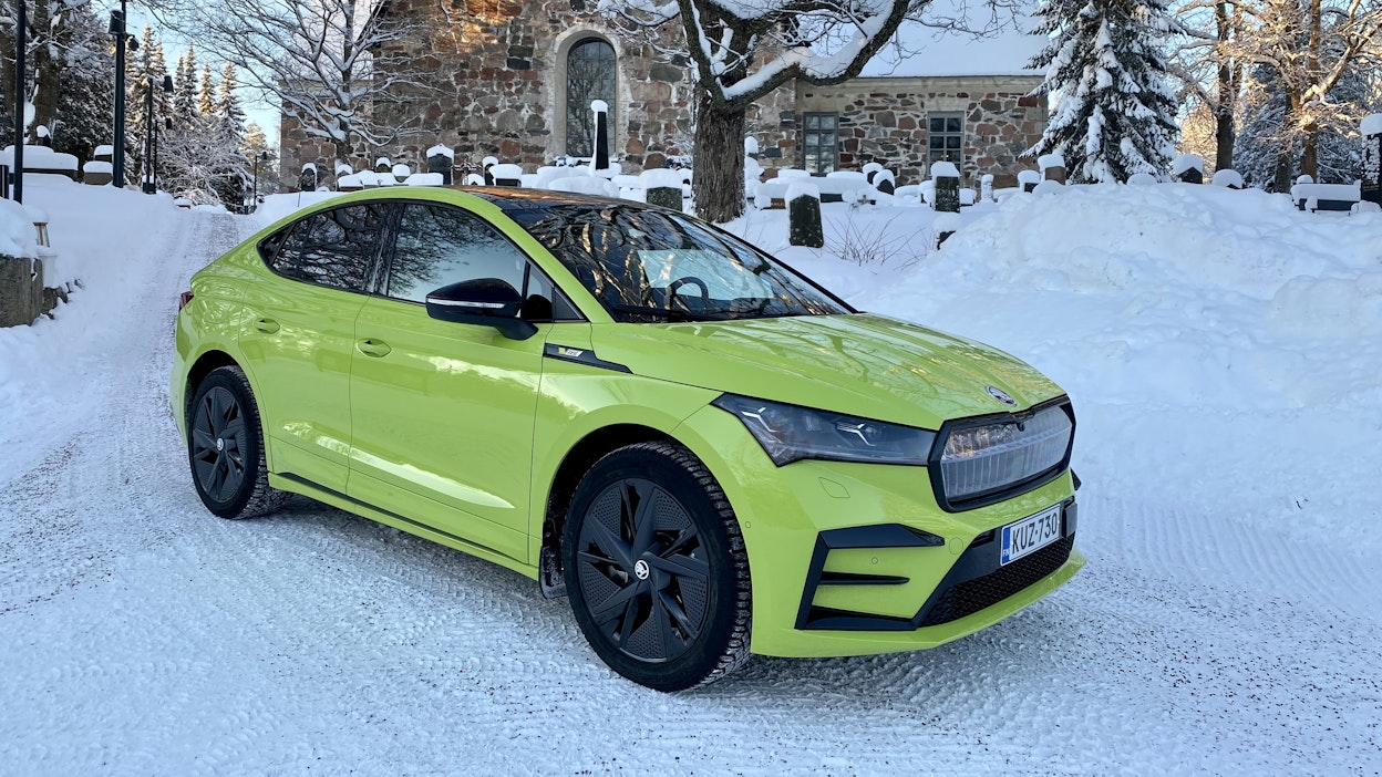 Viime vuoden myydyimmästä sähköautosta Škoda Enyaqista on tarjolla myös tehokas coupe-versio.