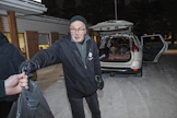 Heikki Anttila jakaa ruokakasseja Kempeleen Nuorisoseuran pihalla.