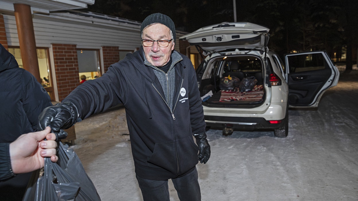 Heikki Anttila jakaa ruokakasseja Kempeleen Nuorisoseuran pihalla.